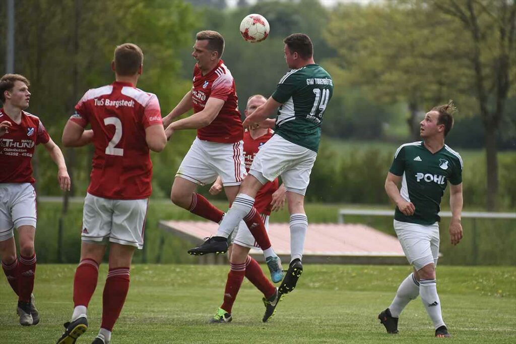 Mattis Döring (li., Bargstedt) gegen Thies Oke Wendrich (Todenbüttel)im Kopfballduell. © 2023 Olaf Wegerich