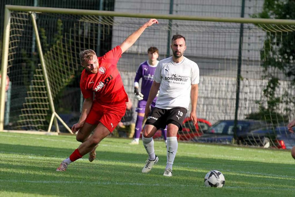 Ben Luca Nohns (li., Kilia Kiel), hier gegen Coskun Yamak (TSV Kronshagen), ist Kilias Matchwinner. © 2024 Ismail Yesilyurt