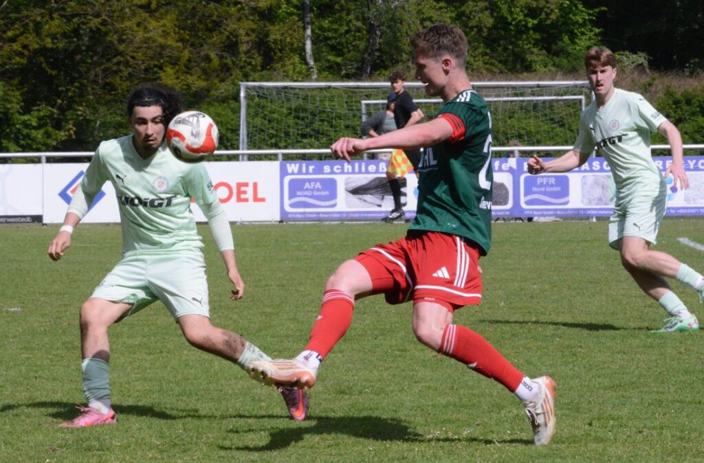 Ajoub Assameur (PSV Neumünster) gegen Tjark Sievers (PSV Neumünster). © 2026 Olaf Wegerich Ajoub Assameur (PSV Neumünster) gegen Tjark Sievers (PSV Neumünster). © 2026 Olaf Wegerich