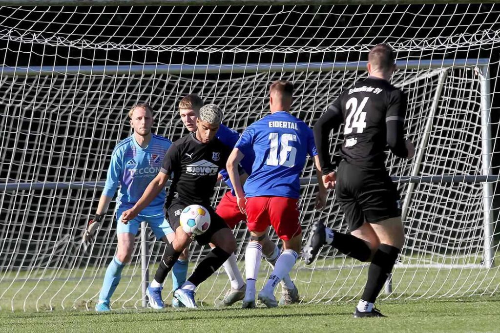 Der gefoulte Ömer Dagtekin (am Ball, Eckernförder SV) schießt den Elfmeter selbst (Szene aus dem Hinspiel). © 2024 Ismail Yesilyurt