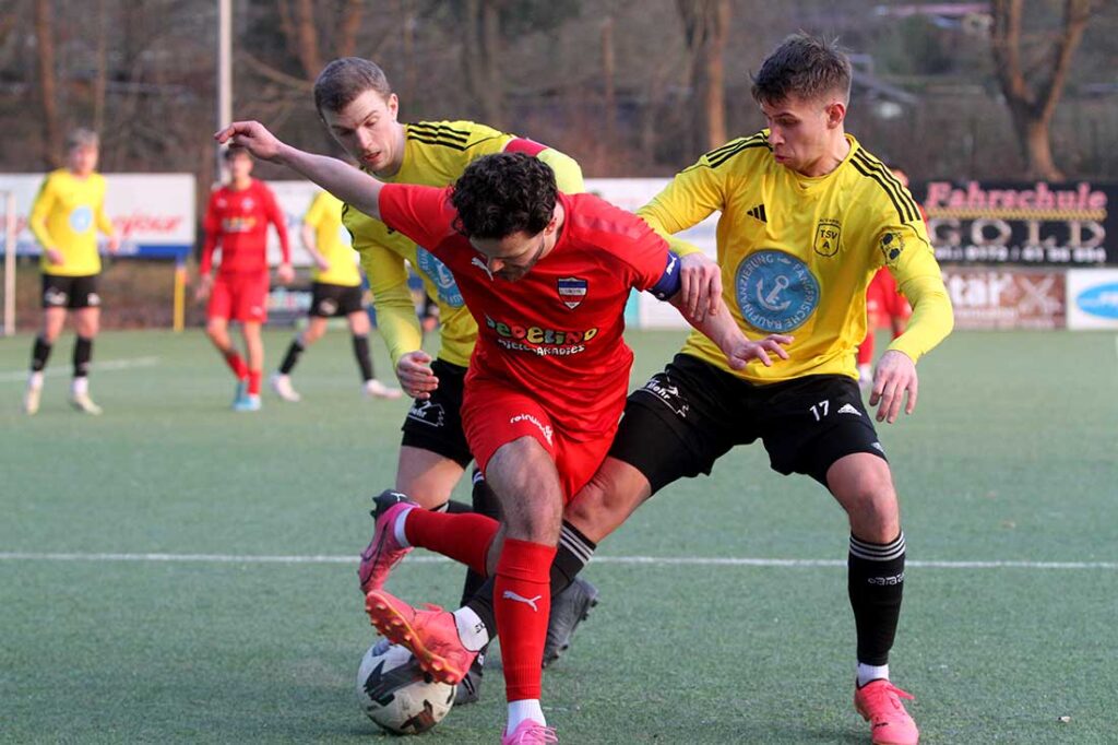 Mats Ellwanger (re., TSV Altenholz), Fabian Hunze und Serkan Yildirimer (Inter Türkspor Kiel). © Ismail Yesilyurt Mats Ellwanger (re., TSV Altenholz), Fabian Hunze und Serkan Yildirimer (Inter Türkspor Kiel). © Ismail Yesilyurt