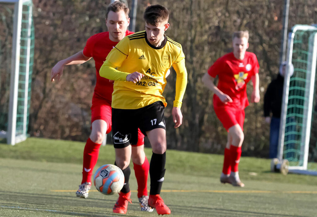 Mats Ellwanger (TSV Altenholz) machte das halbe Dutzend an Toren voll. © Ismail Yesilyurt Mats Ellwanger (vorne, im Testspiel gegen Tungendorf) gelang der kuriose Siegtreffer. © Ismail Yesilyurt