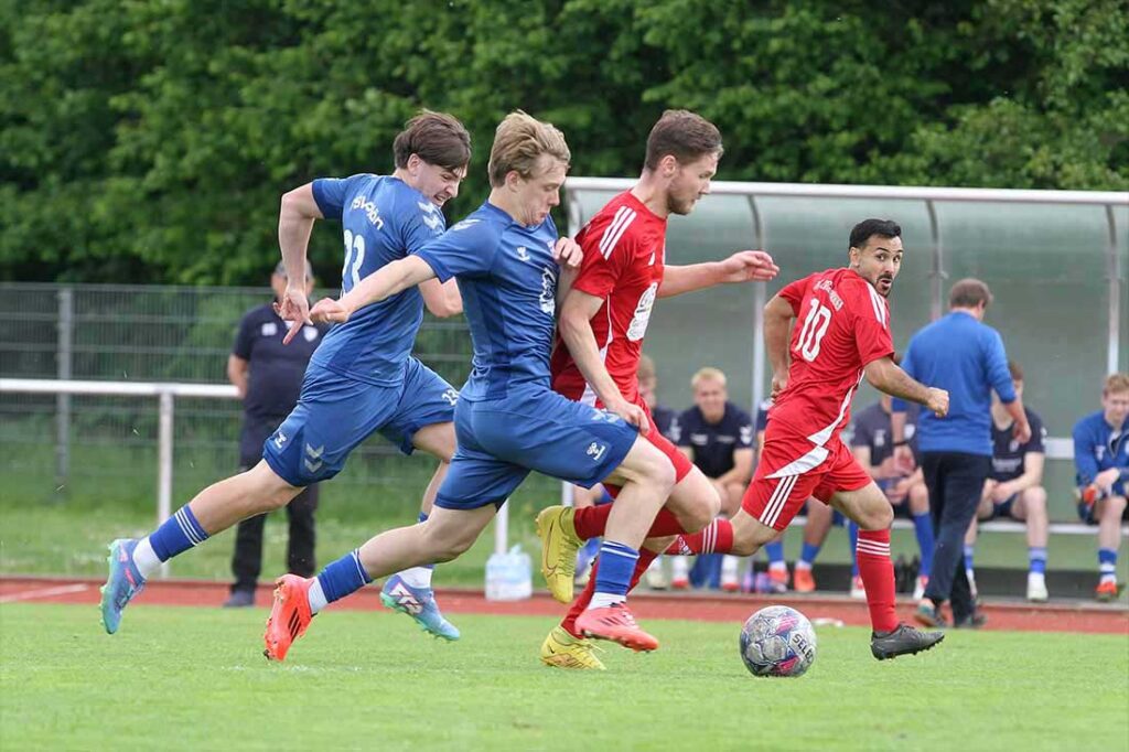 Aaron Laydorff versucht das Spiel der Schönkirchener anzukurbeln. Doch die Plöner Jäger Mika Stegmaier und Philipp Bottsind nicht weit. © 2025 Ismail Yesilyurt