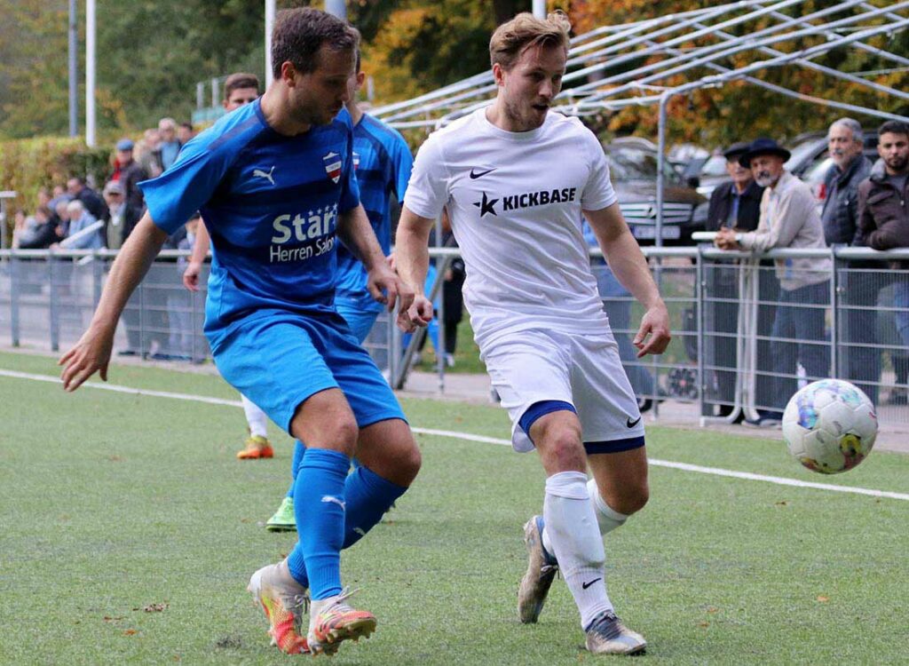 Fabian Pauls (li.), Inter Türkspor Kiel II) versucht, den Torschützen zum 4-1 Patrick Mester den Ball abzunehmen. © 2022 Holger Klaschka