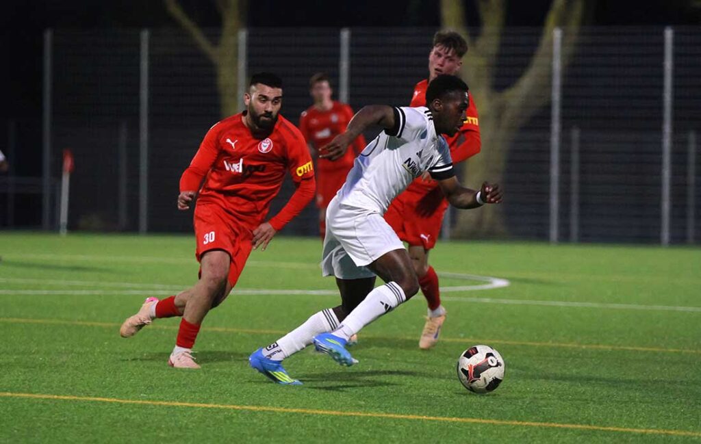 Christen Mensah (re., 1. FC Phönix Lübeck II) macht den Sieg perfekt. © 2026 Ismail Yesilyurt Christen Mensah (re., 1. FC Phönix Lübeck II) macht den Sieg perfekt. © 2026 Ismail Yesilyurt