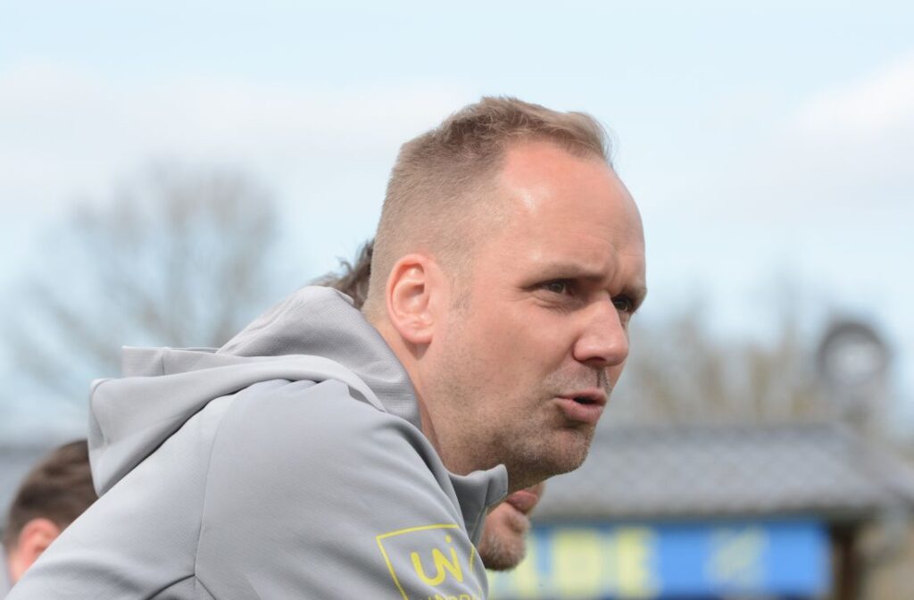 Coach Björn Sörensen hat für 2 Jahre beim SV Todesfelde verlängert © Olaf Wegerich Coach Björn Sörensen hat für 2 Jahre beim SV Todesfelde verlängert © Olaf Wegerich