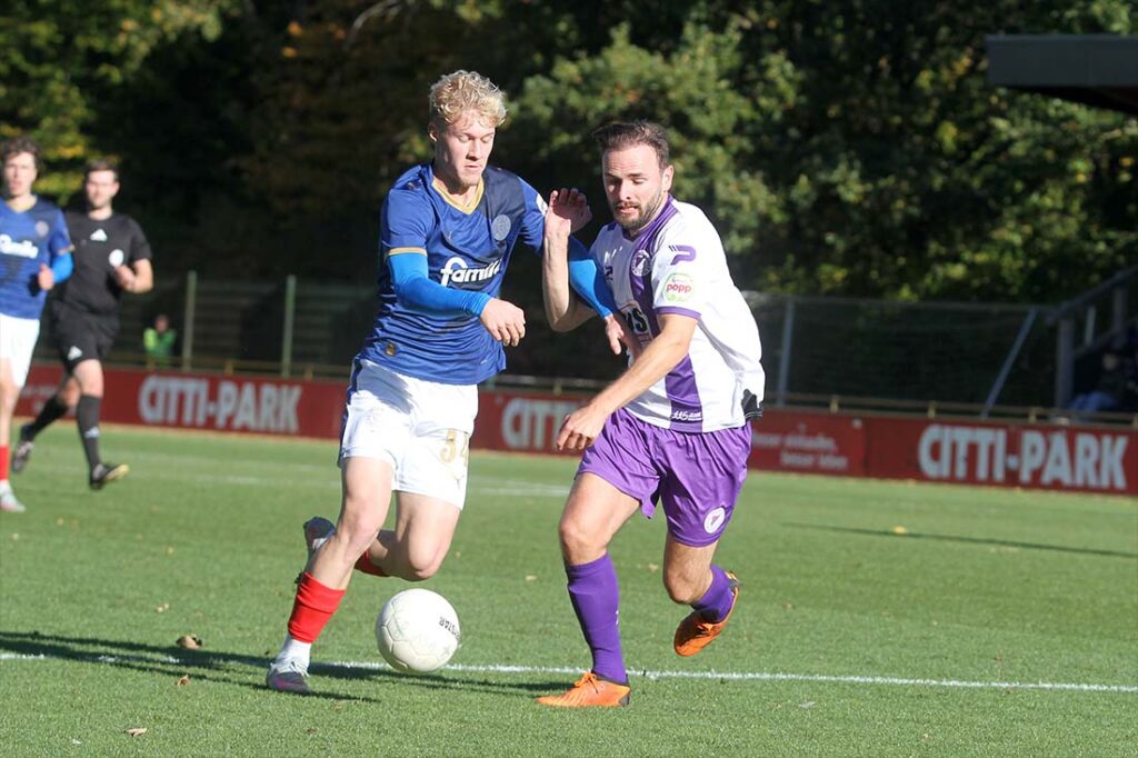 Christoph Kahlcke (VfR Neumünster) gegen Luca Prasse (li., Holstein Kiel II). © 2025 Ismail Yesilyurt Christoph Kahlcke (VfR Neumünster) gegen Luca Prasse (li., Holstein Kiel II). © 2025 Ismail Yesilyurt