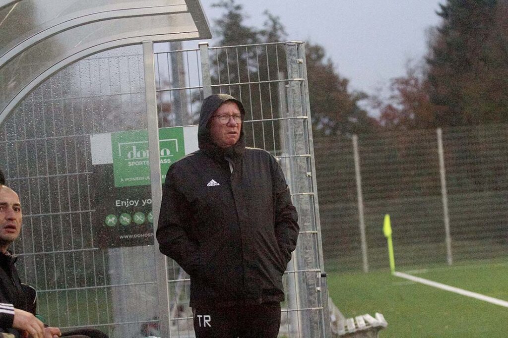Seit Saisonbegin erschweren viele Ausfälle die Arbeit von Cheftrainer Christian Ippig (TSV Gremersdorf)beim Klassenerhalt des Aufsteigers.  © 2025 Ismail Yesilyurt