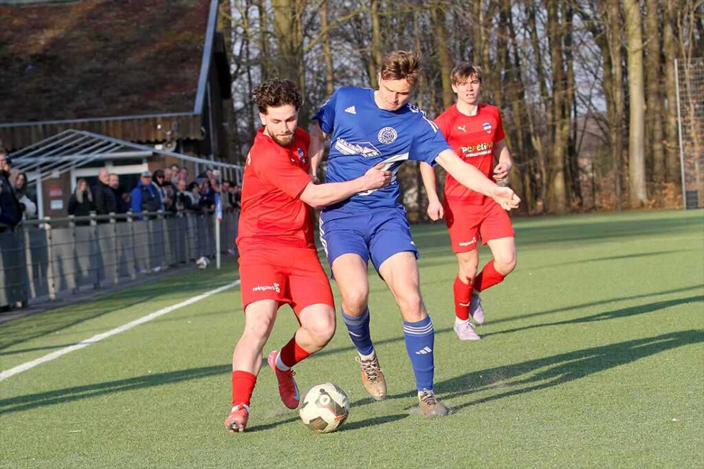 Sercan Yildirimer (Inter Türkspor Kiel) gegen Max Flemming (TSV Rantrum). © 2025 Ismail Yesilyurt Sercan Yildirimer (Inter Türkspor Kiel) gegen Max Flemming (TSV Rantrum). © 2025 Ismail Yesilyurt