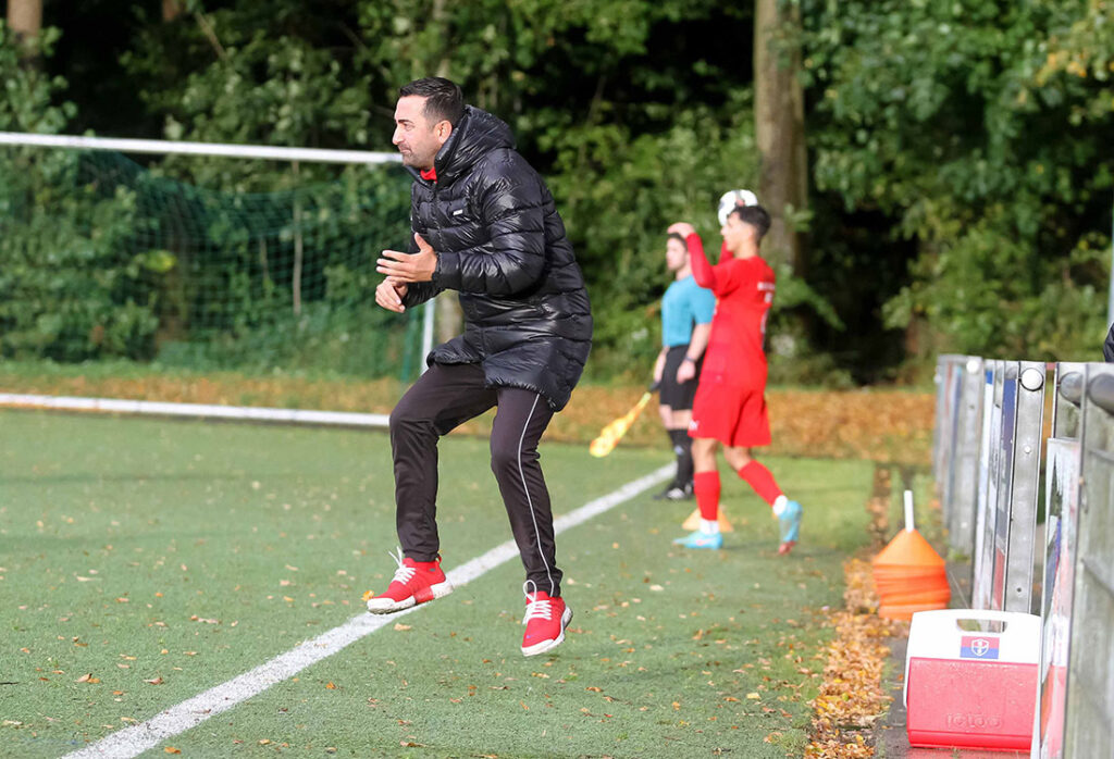 Chefcoach Dogan Göndüz (RB Obere Treene) war wieder aktiv am Spielfeldrand dabei. © 2024 Ismail Yesilyurt Chefcoach Dogan Göndüz (RB Obere Treene) war wieder aktiv am Spielfeldrand dabei. © 2024 Ismail Yesilyurt