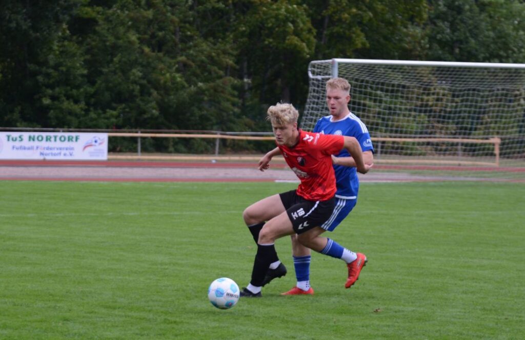 Mads Tolk (TSV Kropp) gegen Jan Niklas Boysen (TUS Nortorf). © 2026 Olaf Wegerich Mads Tolk (TSV Kropp) gegen Jan Niklas Boysen (TUS Nortorf). © 2026 Olaf Wegerich