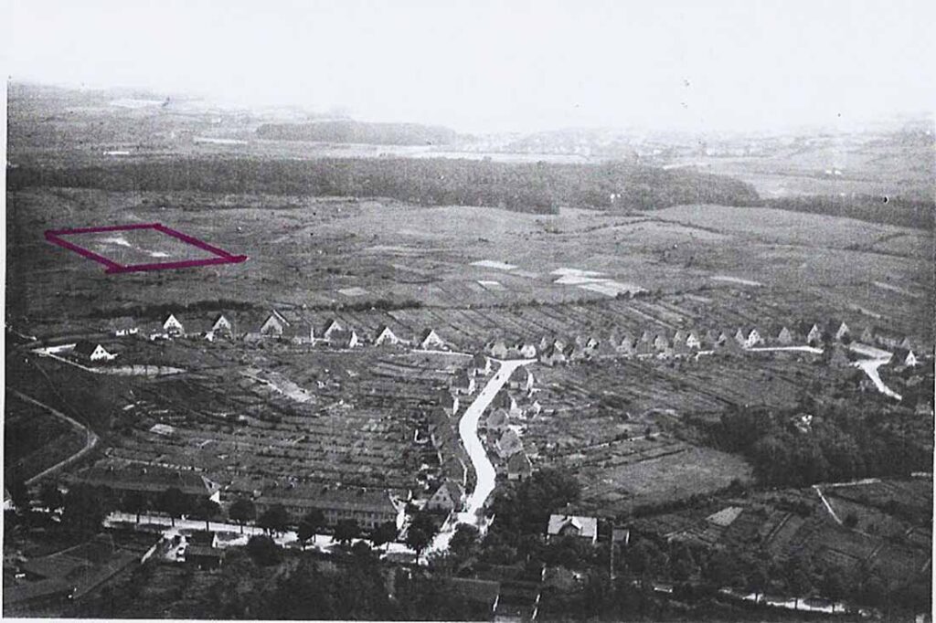 Auf diesem Luftbild von 1926 ist eigentlich die entstehende Gartenstadt Vieburg mit dem Petersburger Weg und dem Finkelberg das Thema, aber hinten links im Bild ist der Fußballplatz (markiert) auf dem Großen Exerzierplatz zu sehen – die einzige bekannte Aufnahme der ersten „Arena“ in Kiel. Große Exerzierplatz. @ Stadt Kiel