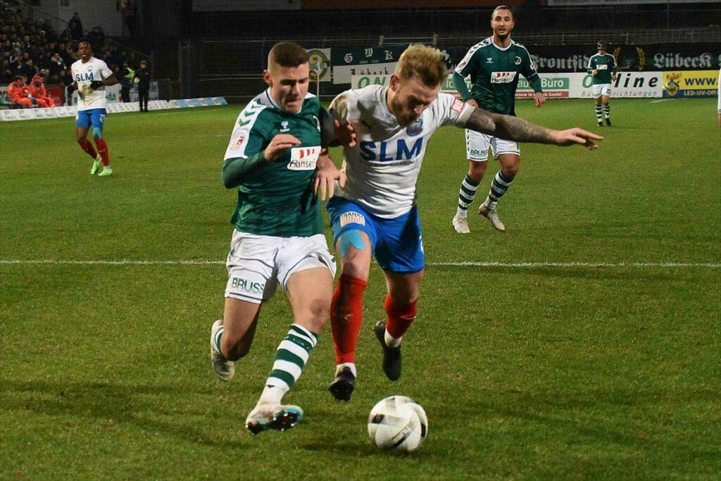 Marius Hauptmann (VfB Lübeck), im Laufduell mit Marcel Holzmann (Phönix), gelang der Anschlusstreffer. © 2023 Olaf Wegerich
