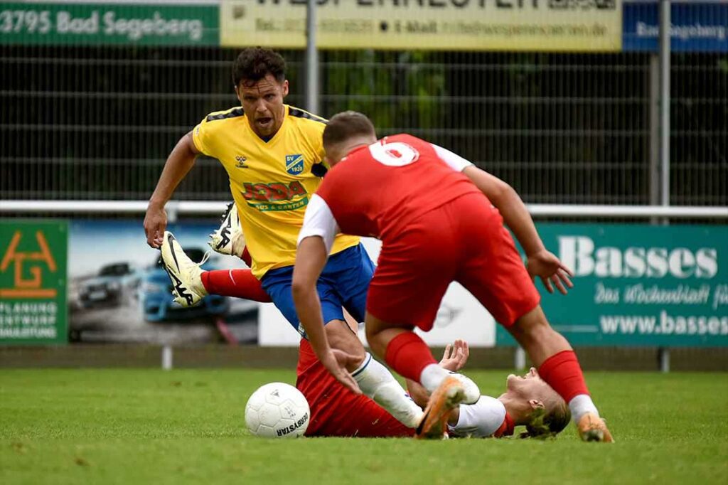 Mirko Boland (SV Todesfelde) versucht, gegen Vladislav Cherny (TSV Havelse) vorbei zu dribbeln. © 2024 Olaf Wegerich