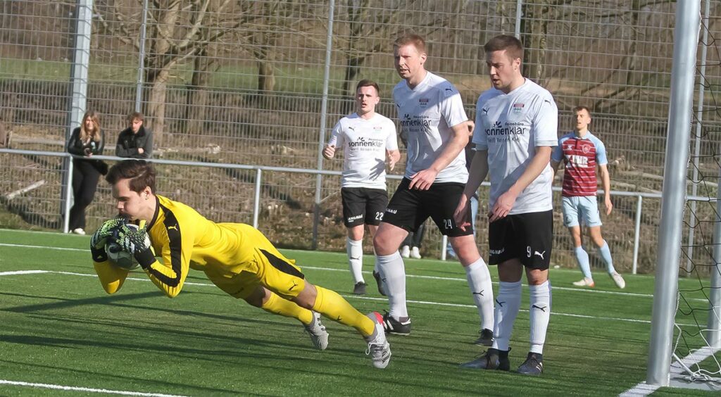 In der ersten Halbzeit gab es für Keeper Jonas Beckmann nicht viel Arbeit - rechts Molt, Zöchling und Bahr (v. l. n. r.)