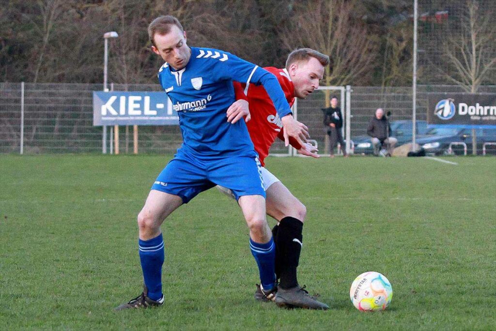 Eike Boeck (li., TSV Plön) gegen Tim Gürntke (Rot-Schwarz Kiel) - dieses Duell gab es im Rückspiel nicht. © 2023 Ismail Yesilyurt