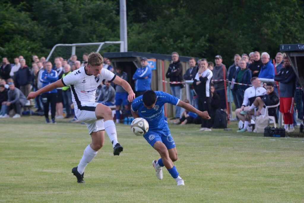 Mark Krüger (TS Einfeld) gegen Tanathorn Rermsoongnem VfB Kiel). © 2026 Olaf Wegerich