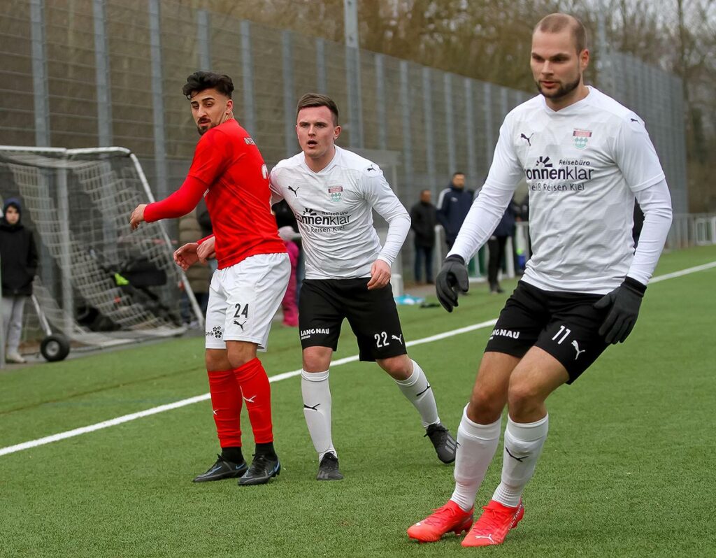 Lauritz Molt (mitte), Anhänger von Inters Okan Erkocu, hatte seinen letzten Einsatz beim 2zu6 gegen Inter Türkspor Kiel. © Ismail Yesilyurt
