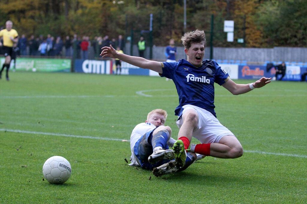 Jark Decker (TuS Rotenhof) im Tackling gegen Veit Lückner (Holstein Kiel II). © 2025 Ismail Yesilyurt Jark Decker (TuS Rotenhof) im Tackling gegen Veit Lückner (Holstein Kiel II). © 2025 Ismail Yesilyurt
