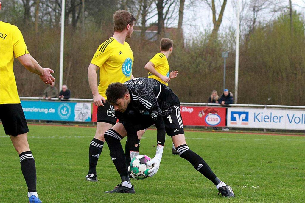 TSVA-Keeper Jan Detlefsen musste drei Mal den Ball aus dem Netz fischen. © 2023 Ismail Yesilyurt TSVA-Keeper Jan Detlefsen musste drei Mal den Ball aus dem Netz fischen. © 2023 Ismail Yesilyurt