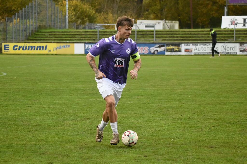 Abwehrspieler Kenny Korup, Allzweckwaffe des VfR Neumünster, spielte im zentralen Mittelfeld. © 2025 Olaf Wegerich. Kenny Korup erzielte den Führungstreffer für Rasensport. © 2025 Olaf Wegerich.