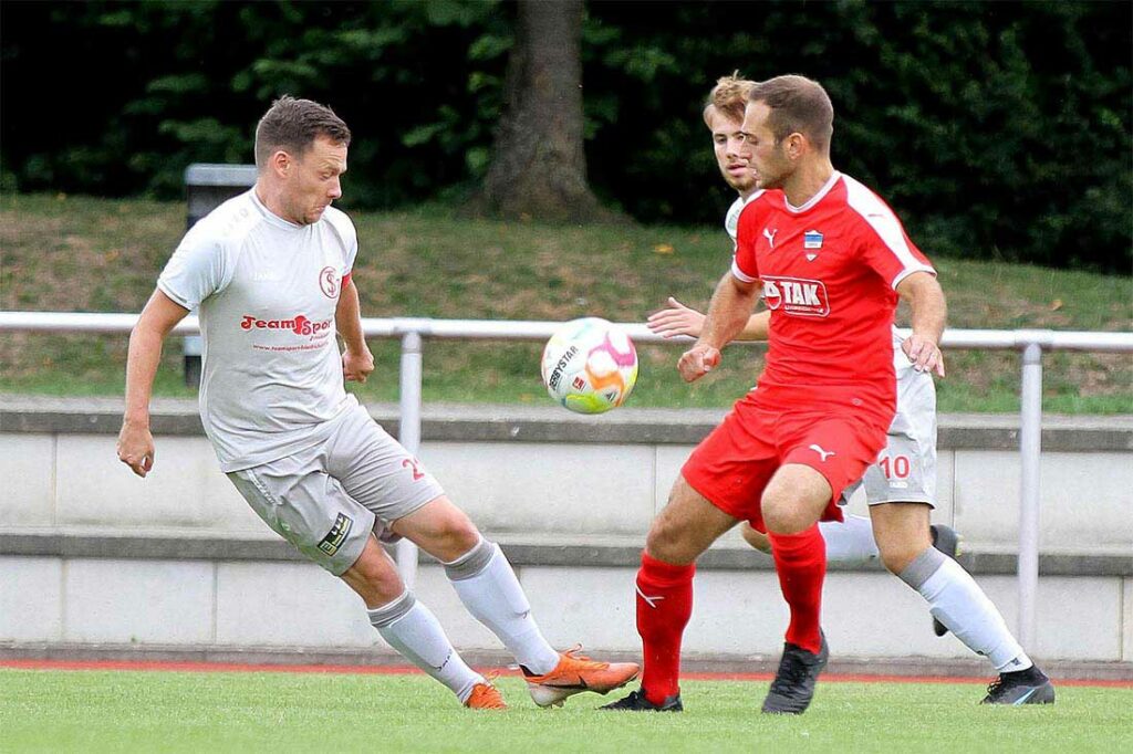 Arvid Christoph (li., Concordia Schönkirchen), gegen Ali Kalma (Inter Türkspor II), drehte die Flamme Hoffnung etwas auf mit dem 1-2. Doch die erlosch schnell wieder (Archivfoto). © 2022 Ismail Yesilyurt