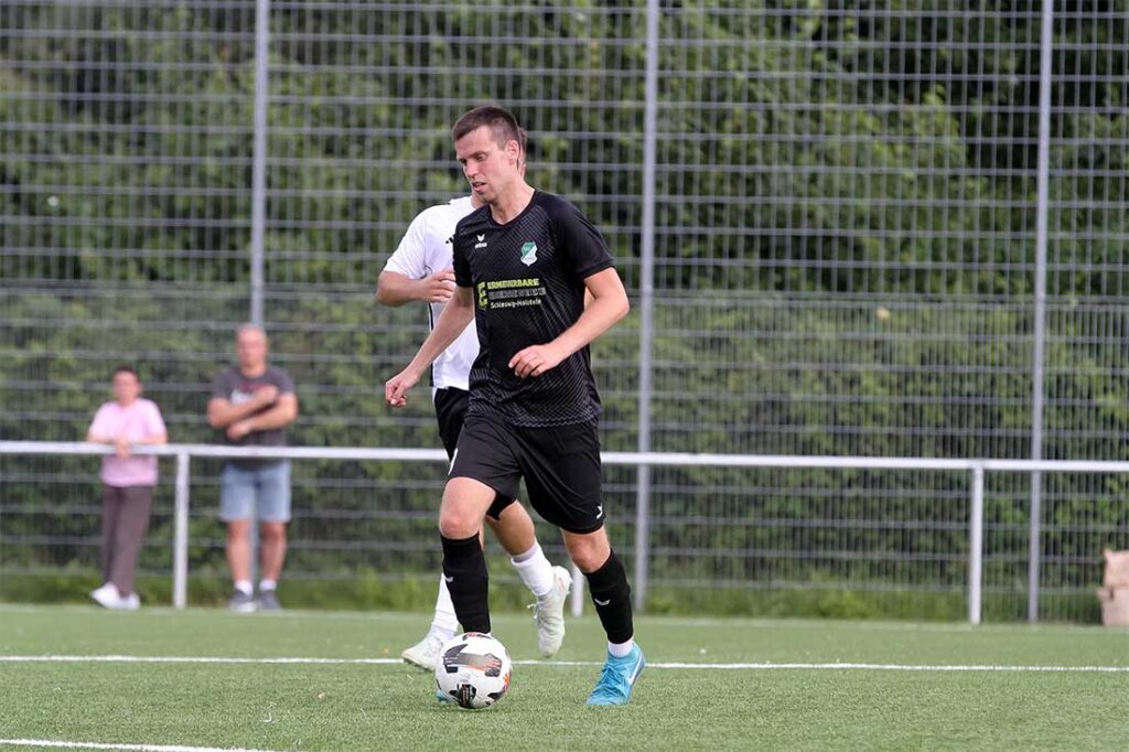 Freistoßexperte Tobias Wetzel (TSV Hattstedt). © 2025 Ismail Yesilyurt Freistoßexperte Tobias Wetzel (TSV Hattstedt). © 2025 Ismail Yesilyurt