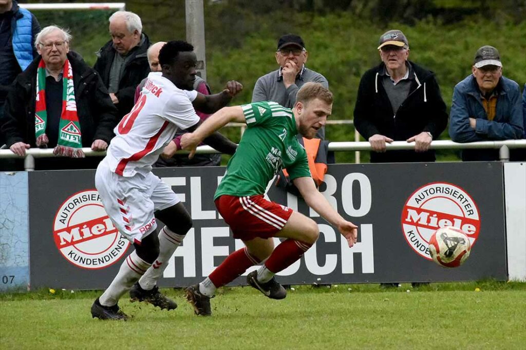 Emanuel Adou (VfB Lübeck II) gegen Jorit Rathje (re., MTSV Hohenwestedt). © 2024 Olaf Wegerich Emanuel Adou (VfB Lübeck II) gegen Jorit Rathje (re., MTSV Hohenwestedt). © 2024 Olaf Wegerich