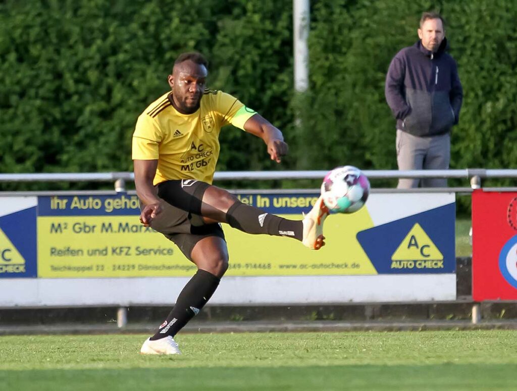 Pierre Webessie erzielte die Führung für den TSV Altenholz und erhielt kurz vor Schluss die Rote Karte. Quelle: ismail Yesilyurt Pierre Webessie erzielte die Führung für den TSV Altenholz und erhielt kurz vor Schluss die Rote Karte.