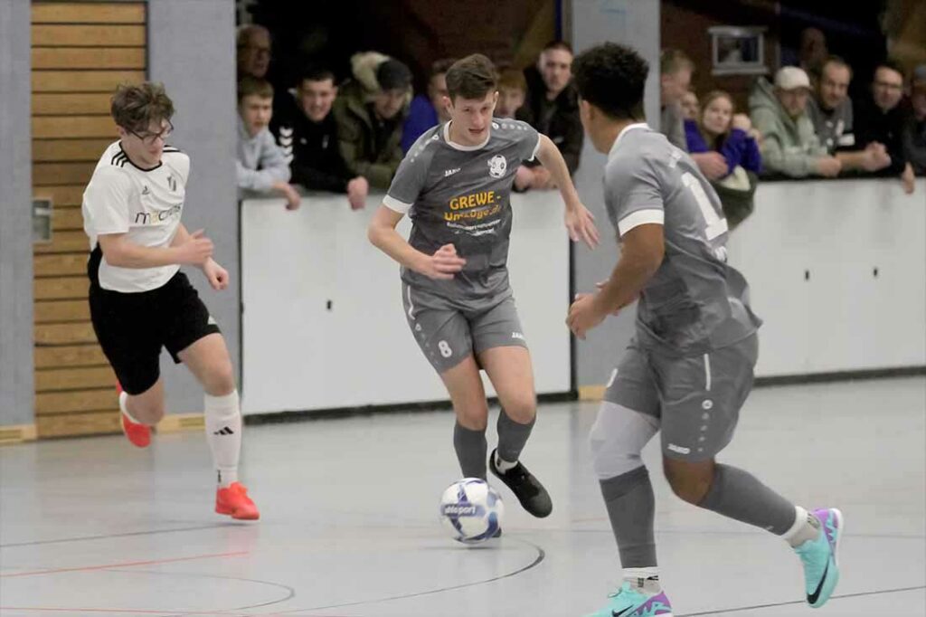 Jonas Kessel (am Ball, SG Eckernförde-Fleckeby) hat einen Hochkaräter zum 1:0 in der 55. Minute. © 2023 Ismail Yesilyurt
