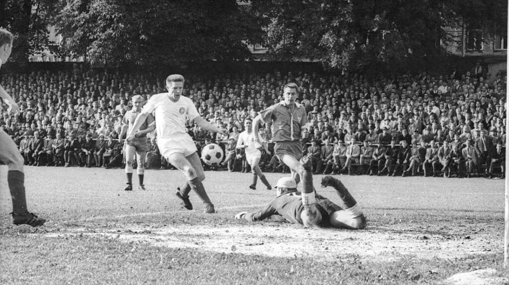 Holsteins Torjäger Gerd Koll trifft 1964 auf der Waldwiese vor 14.000 Zuschauern gegen Friedrichsorts Keeper. © Fotoarchiv Stadt Kiel