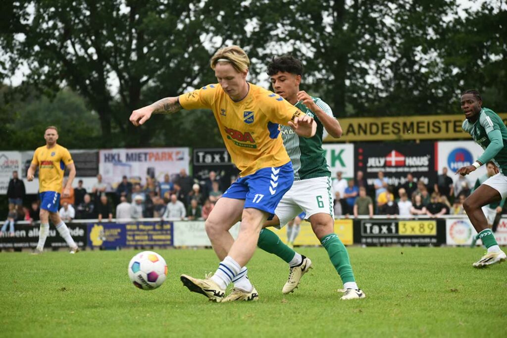 Marco Drawz (Tofe) hier gegen Ricardo-Felipe Schwarz (Werder II) musste früh ausgewechselt werden. © 2024 Olaf Wegerich Marco Drawz (Tofe) vs Ricardo-Felipe Schwarz (Werder II). © 2024 Olaf Wegerich