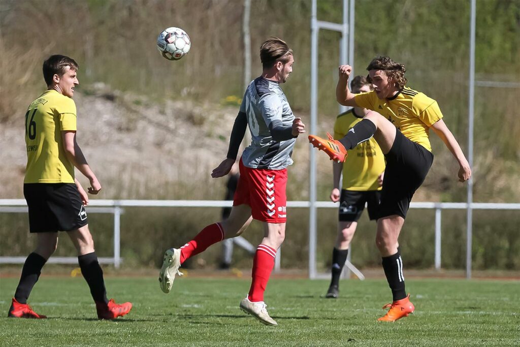 Otto Fenn (re., TSV Altenholz) ist vor Lubecco Behrens am Ball. Otto Fenn (re., TSV Altenholz) ist vor Lubecco Behrens am Ball