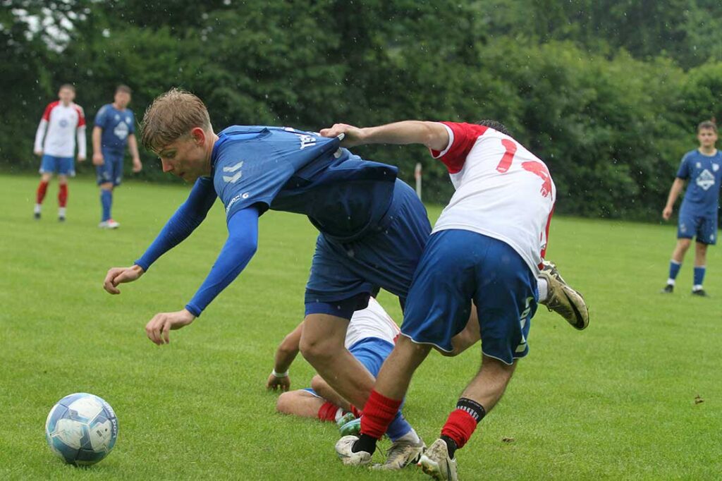 Sander Lange (in blau, TSV Plön) gegen Mushtak Beko (Husumer SV). © 2025 Ismail Yesilyurt Sander Lange (in blau, TSV Plön) gegen Mushtak Beko (Husumer SV). © 2025 Ismail Yesilyurt