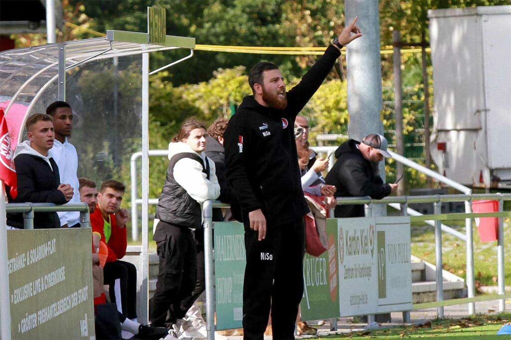 Kilias Coach Nicola Soranno zeigt an, wo sein Team nun gelandet ist (Archivfoto). © 2022 Ismail Yesilyurt Kilias Coach Nicola Soranno zeigt an, wo sein team nun gelandet ist (Archivfoto). © 2022 Ismail Yesilyurt