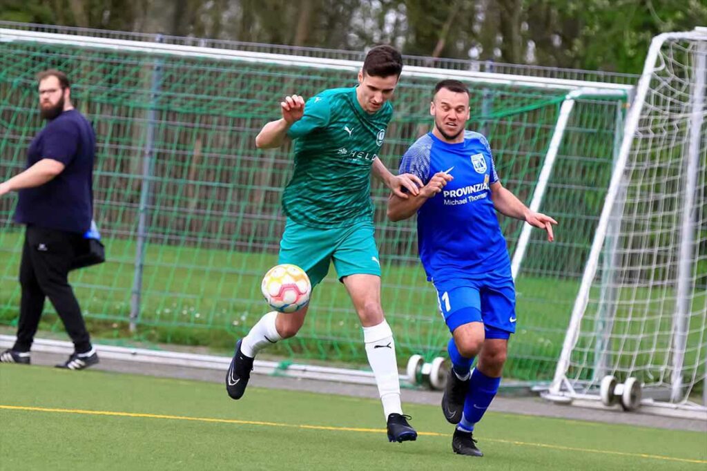 Maik Gorn (li.) und die Defensive des TSV Klausdorf halten dem Frisia-Sturm nicht stand. © 2024 Ismail Yesilyurt