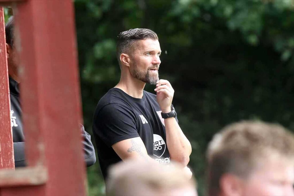 Trainer Dennis Usadel freute und wunderte sich über die Effektivität seines TSV Kropp. © 2024 Ismail Yesilyurt