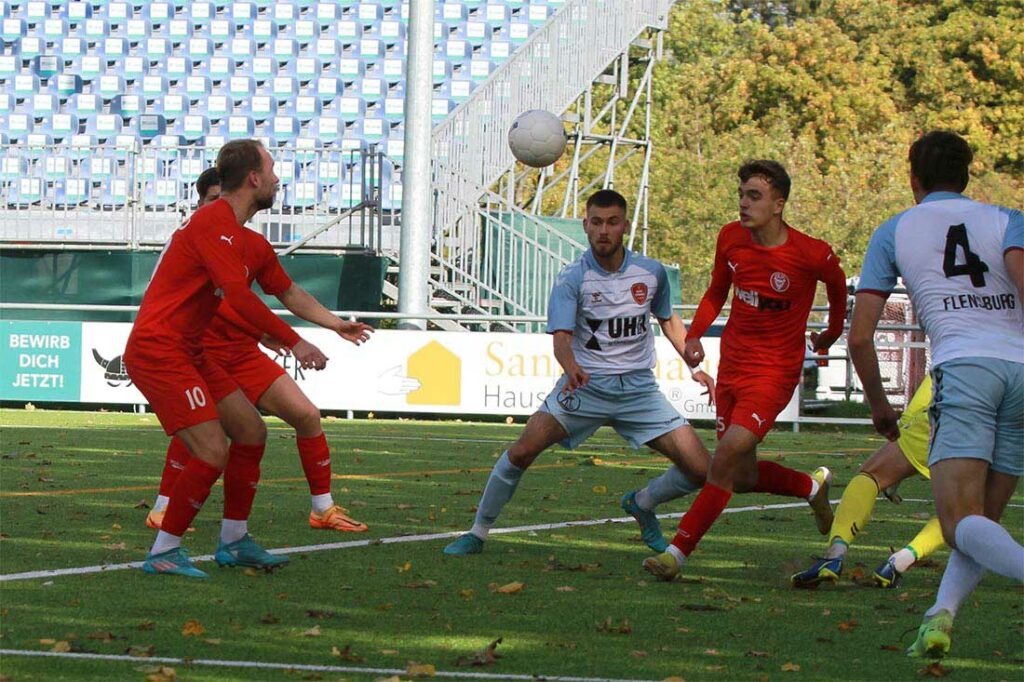 Julius Alt (li.) gelingt erneut wie im letzten Heimspiel das wichtige 1-0 für Kilia Kiel. © 2022 Ismail Yesilyurt