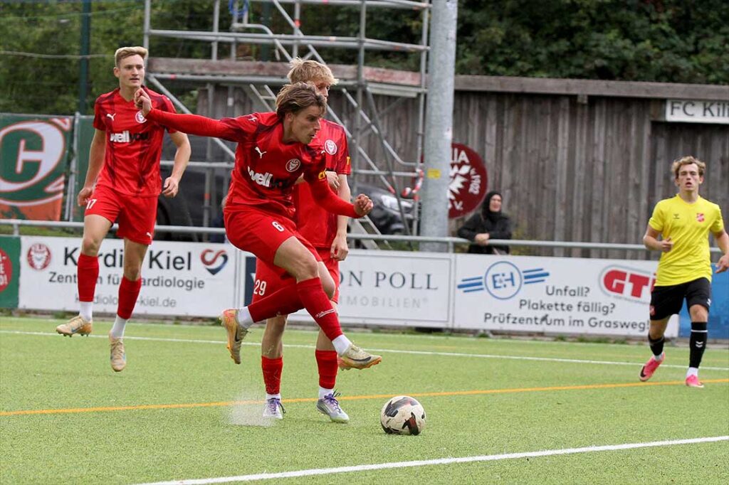 Jannis Voß (Kilia Kiel) trifft den Ball nicht richtig, aber im zweiten Versuch klappt es mit dem 2-0 – beobachtet von Lucas Groß. © 2026 Ismail Yesilyurt