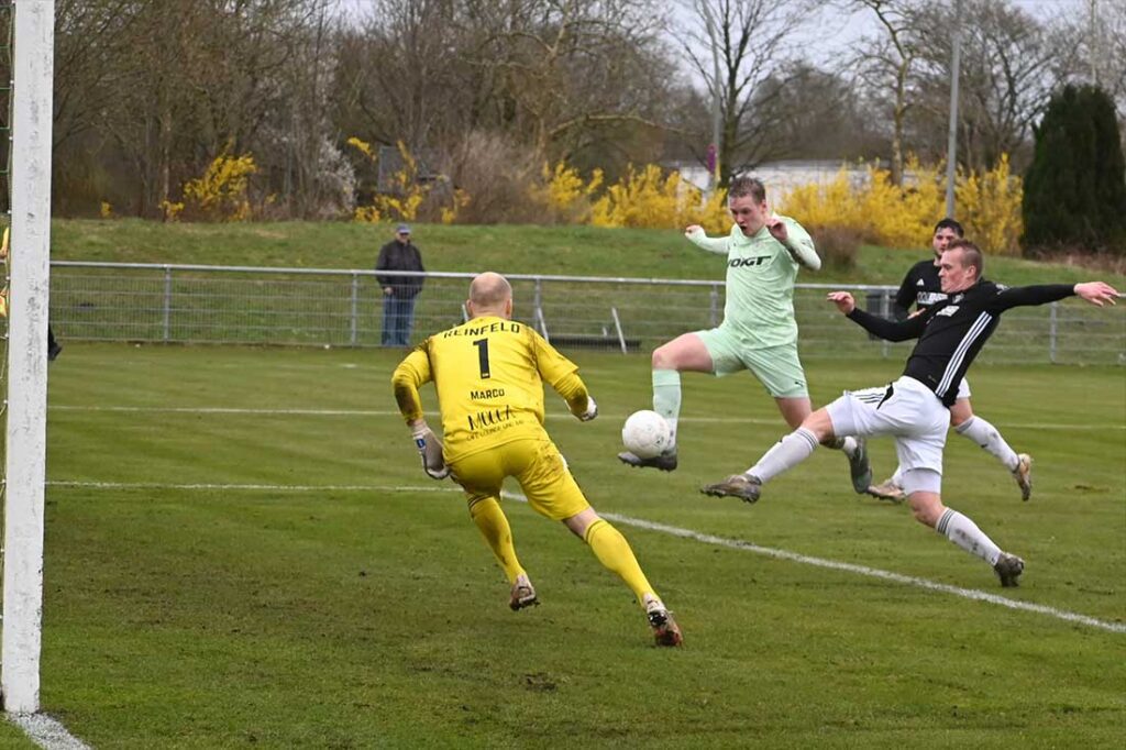 Kaum zu glauben – das wird kein Tor von Timo Barendt (PSV Neumünster), der an  Daniel Marco scheitert. rechts Mika Czeschel (Reinfeld). © 2026 Olaf Wegerich