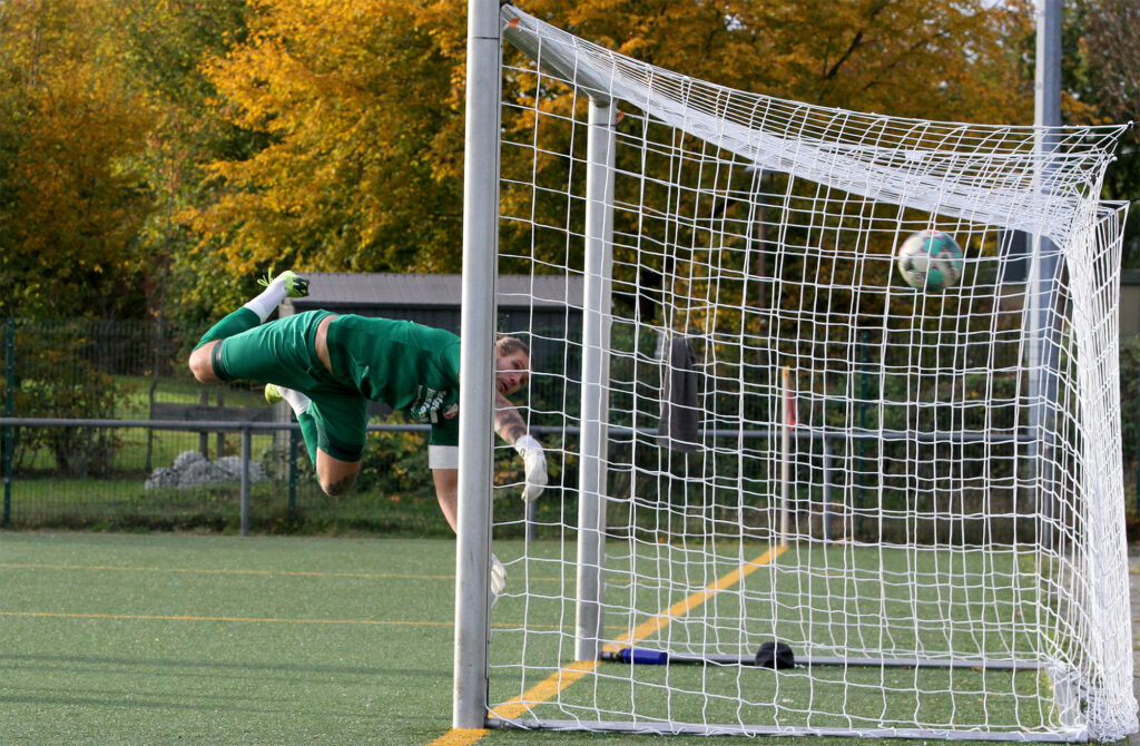 Da kann SVT-Keeper Michel Schulz fliegen wie er will, der Freistoss passt. Da kann SVT-Keeper Michel Schulz fliegen wie er will, der Freistoss passt. © Ismail Yesilyurt