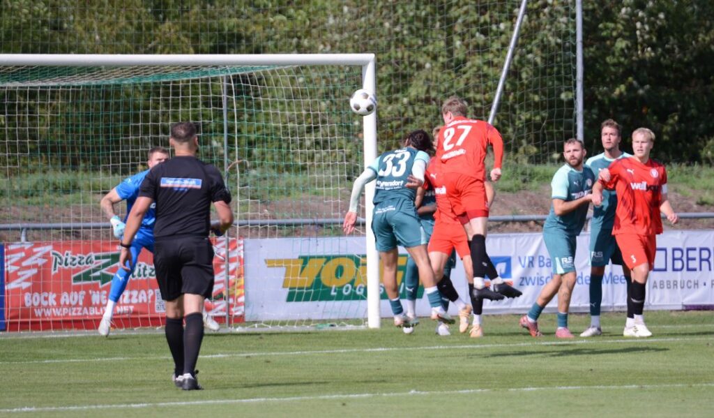 Yannik Jakubowski (Kilia Kiel) hier gegen Salih Ramo (PSV Neumünster) köpft zum 3-0 ein. © 2026 Olaf Wegerich Yannik Jakubowski (Kilia Kiel) hier gegfen Salih Ramo (PSV Neumünster) köpft zum 3-0 ein. © 2026 Olaf Wegerich