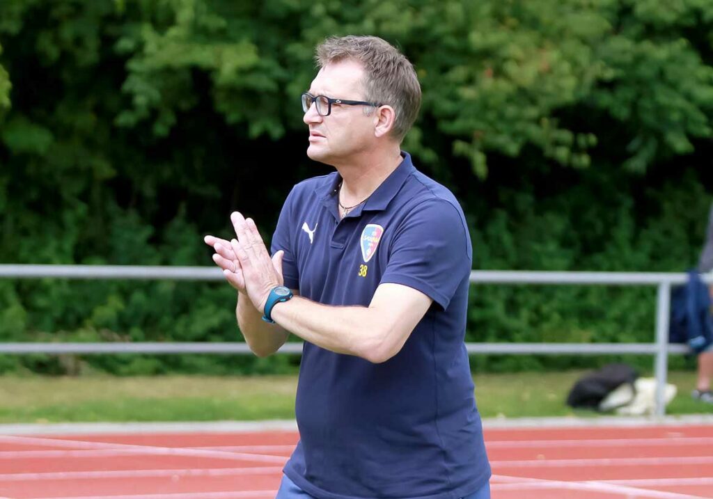 FSG-Coach spendet Beifall für sein Team, das ihm 25 Punkte aus 16 Spielen schenkte. © 2022 Ismail Yesilyurt FSG-Coach spendet Beifall für sein Team, das ihm 25 Punkte aus 16 Spielen schenkte. © 2022 Ismail Yesilyurt