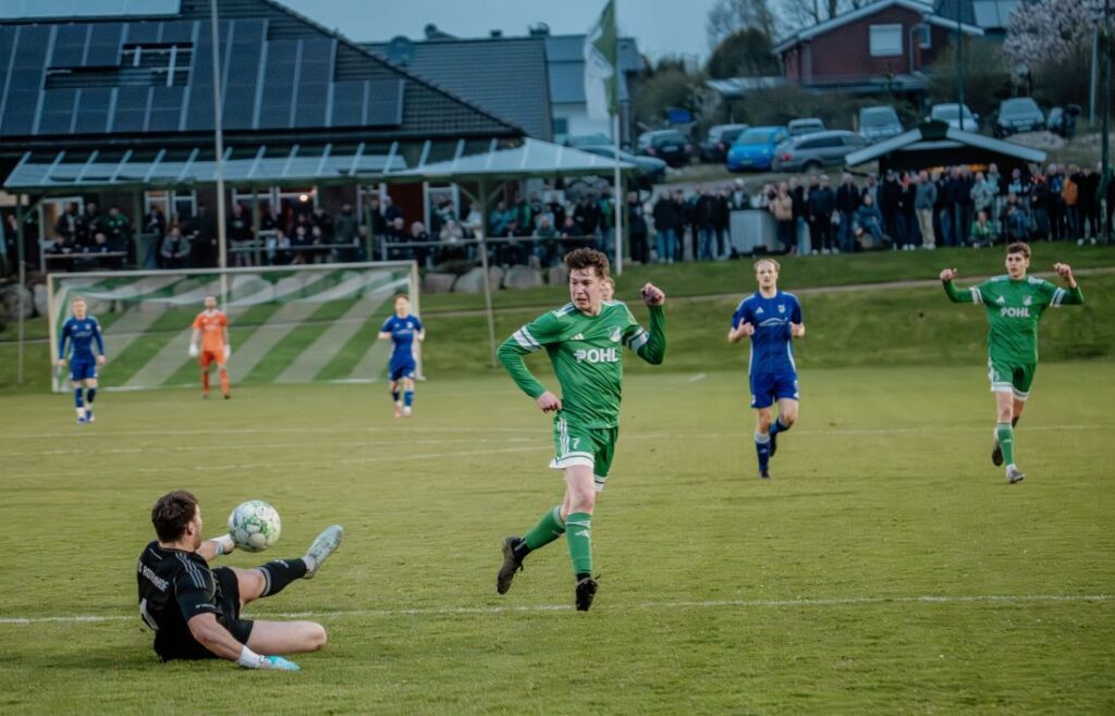 Lasse Holling (Todenbüttel) scheitert an Torhüter Justin Sörensen (TUS Rotenhof) ©Tinka Dreyer Fotografie Lasse Holling (Todenbüttel) scheitert an Torhüter Justin Sörensen (TUS Rotenhof) ©Tinka Dreyer Fotografie