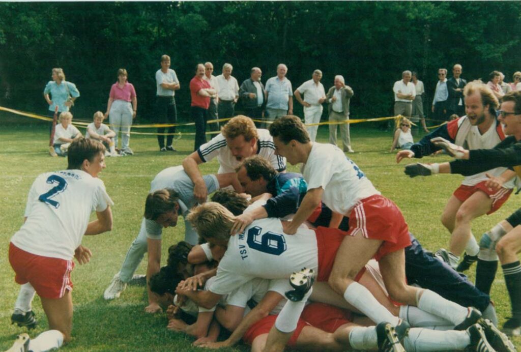 Jubel zum Kreisligameister 1988. © TSV Melsdorf Jubel zum Kreisligameister 1988. © TSV Melsdorf