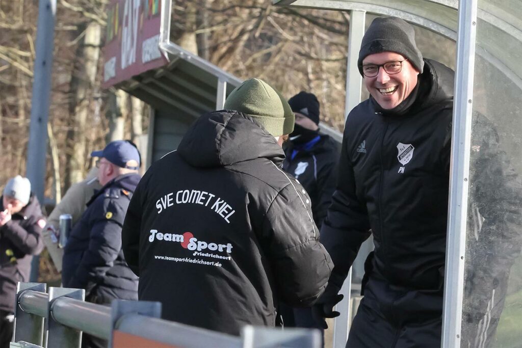 Chefcoach Patrick Nöhren (re., TuS Jevenstedt) hat nach dem ersten Dreier natürlich gut Lachen. Chefcoach Patrick Nöhren (re., TuS Jevenstedt) hat nach dem ersten Dreier natürlich gut Lachen.
