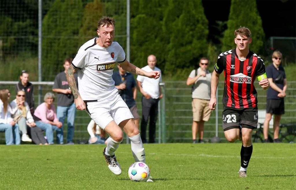 Torjäger Marc Zeller (li., Rot-Schwarz Kiel, im Hinspiel) kann in Kropp sein Torkonto nicht auf 13 aufstocken. Rechts Til Berg (TSV Kropp). © 2023 Ismail Yesilyurt