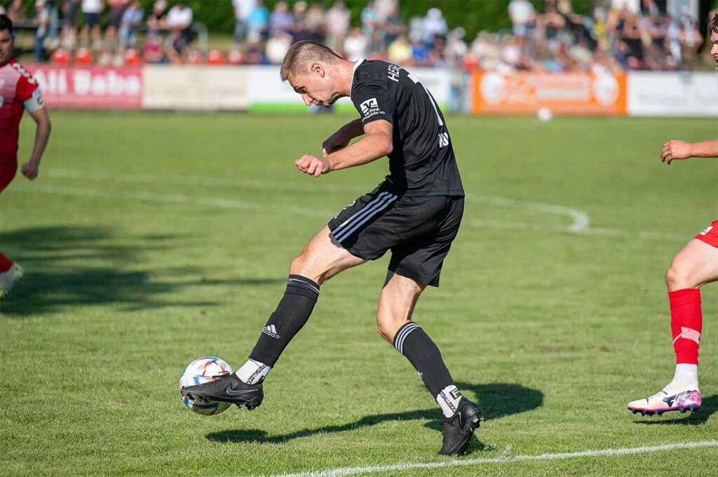 Marvin Wolf (Heider SV) bereitet das 2:2 mit einem Pass auf Pascal Ayene vor. © 2024 Volker Schlichting Marvin Wolf (Heider SV) bereitet das 2:2 mit einem Pass auf Pascal Ayene vor. © 2024 Volker Schlichting