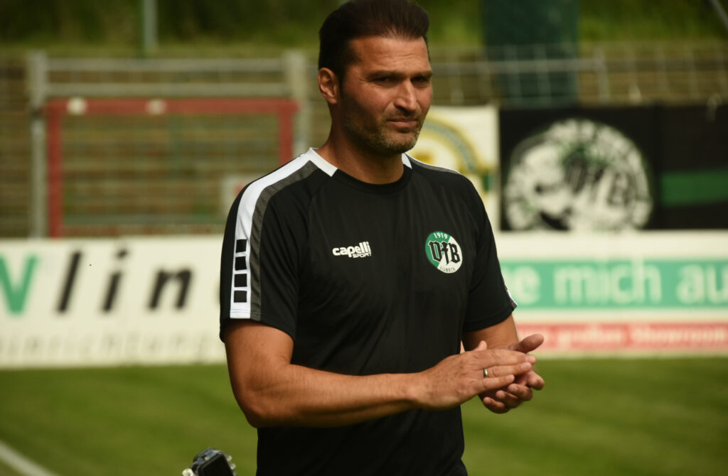 Die Mannschaft von Trainer Guerino Capretti vergaß im Derby die kämpferische Komponente. © 2025 Olaf Wegerich