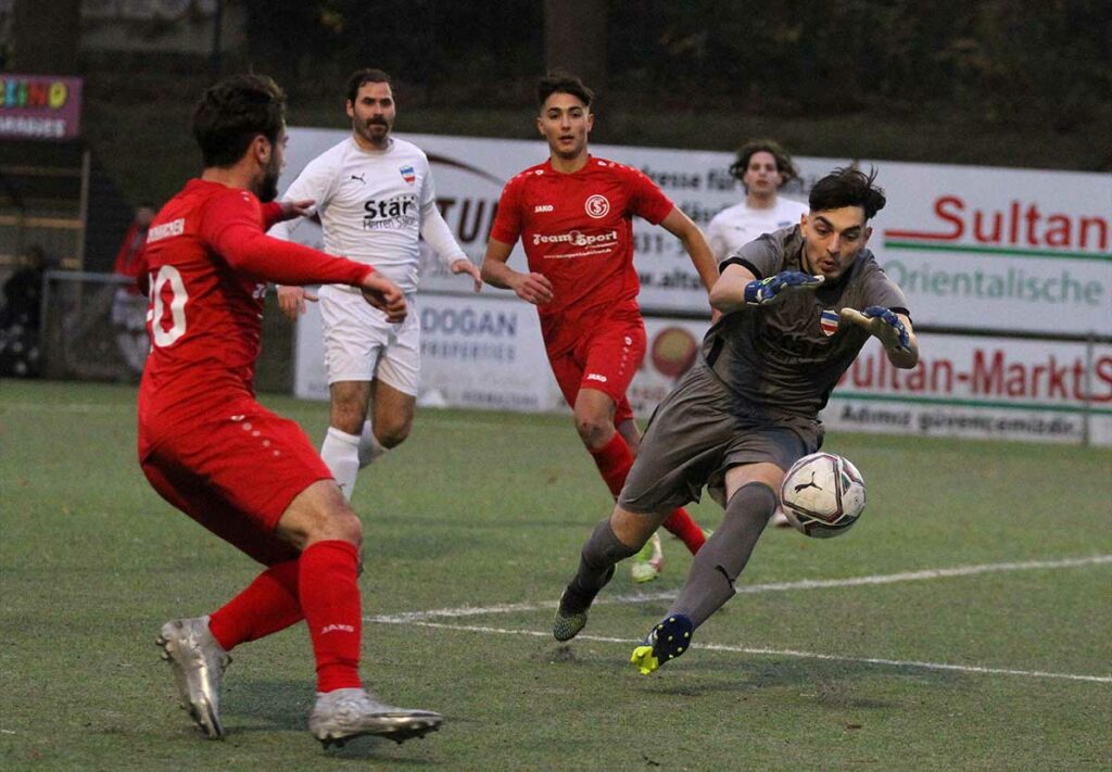 Inter-Keeper Burac Sarac hielt seinen Kasten sauber, hier vor Berkan Pak (li.). Inter-Keeper Burac Sarac hielt seinen Kasten sauber, hier vor Berkan Pak (li.).